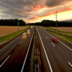 Autoroute au coucher du soleil avant les départs en vacances