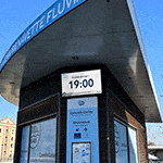 Écran d'arrêt de navette fluviale ICADE affichant le prochain départ