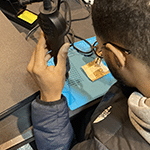 Technicien effectuant une micro-soudure sur un module LED
