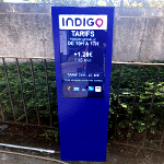 Totem outdoor 32 pouces affichant les tarifs d'un parking Indigo