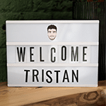 Tableau lumineux « Welcome Tristan » pour l'arrivée du chef de projet marketing digital
