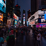 Écrans publicitaires numériques à Times Square, New York, de nuit