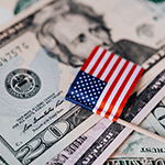 Billets de dollars et drapeau américain