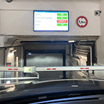 Écran compteur de places à l'entrée d'un parking, en partenariat avec Hesion