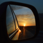 Coucher de soleil dans le rétroviseur d'une voiture