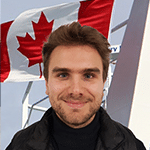 Robin Gulczynski, ingénieur technico-commercial, devant le drapeau canadien