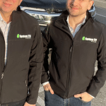 Deux collaborateurs portant la veste System TV, poisson d'avril
