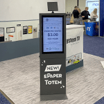 Totem e-Paper exposé sur un salon, affichant les tarifs d'un parking