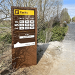 Totem des tarifs en acier Corten à l'entrée d'un parking du Mont-Saint-Michel