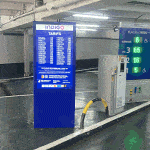 Totem des tarifs et compteur de places dans un parking Indigo de Biarritz