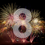Feux d'artifice au-dessus de Montréal et le chiffre 8