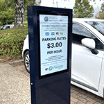 Totem e-Paper affichant les tarifs d'un parking à 3 $ de l'heure
