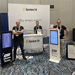 Stand System TV avec totems d'affichage dynamique sur un salon professionnel