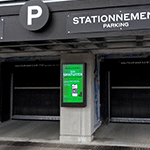 Écran de guidage à l'entrée du stationnement du centre Royalmount à Montréal