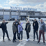 L'équipe Infotrafic devant l'aéroport Nantes Atlantique pendant le séminaire