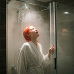 Femme chantant sous la douche, illustration du poisson d'avril