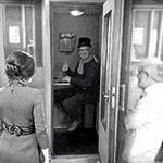 Cabine téléphonique vintage devenue cabine acoustique, montage du 1er avril