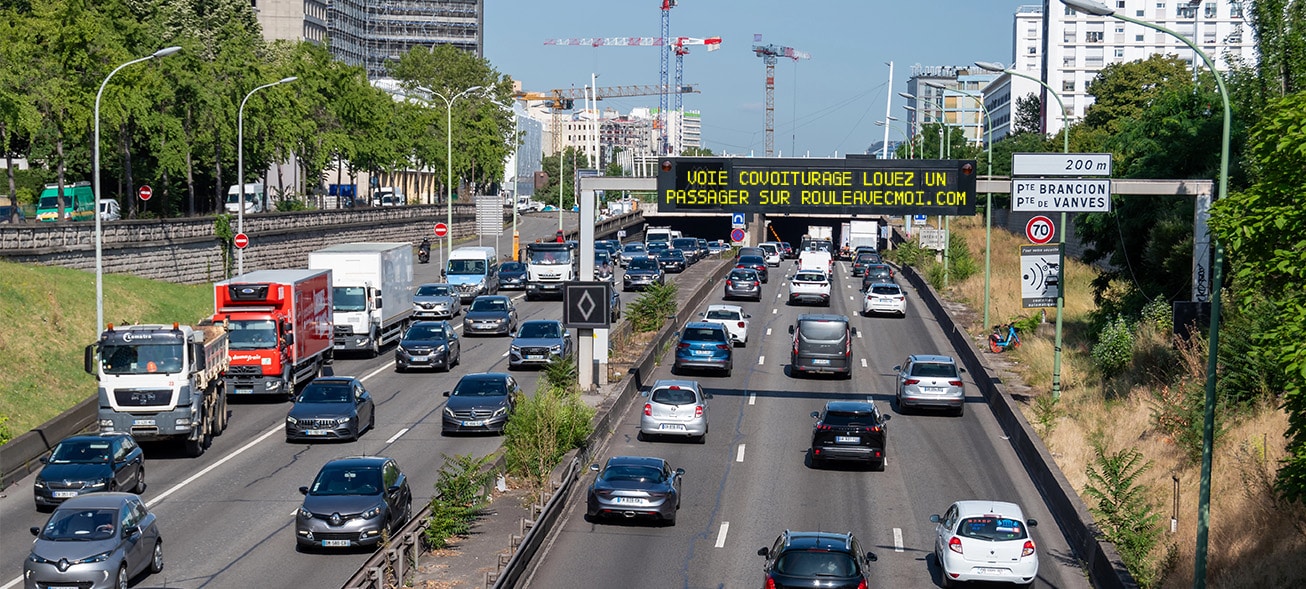 Périphérique parisien avec panneau à messages variables et voie réservée