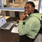 Darell, stagiaire en modélisation 3D, à son poste chez Infotrafic