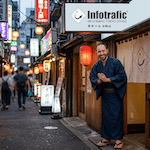 Collaborateur en kimono devant un bureau Infotrafic à Tokyo, poisson d'avril