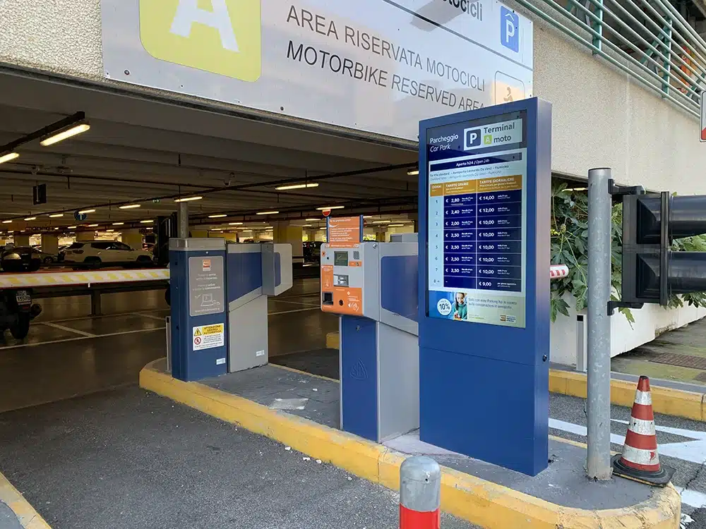 Totem vidéo extérieur affichant les tarifs à l'entrée d'un parking