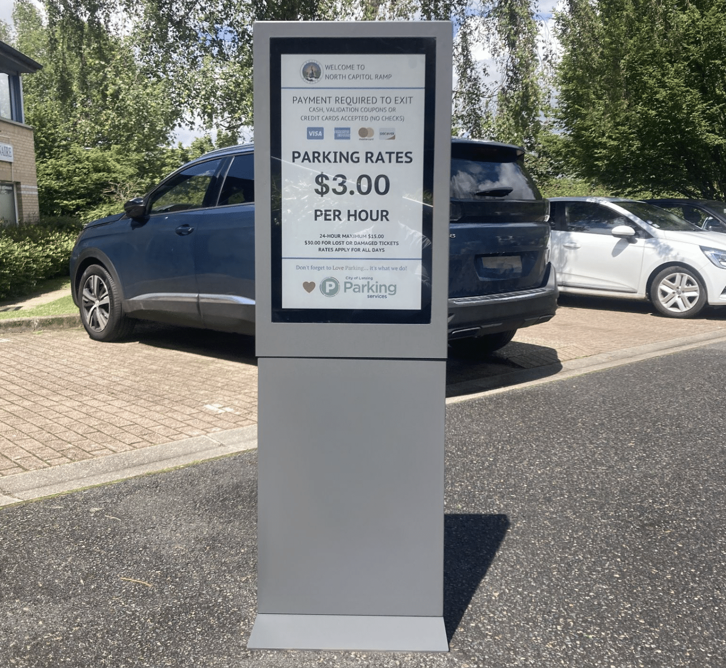 Totem ePaper 25 pouces affichant les tarifs d'un parking extérieur