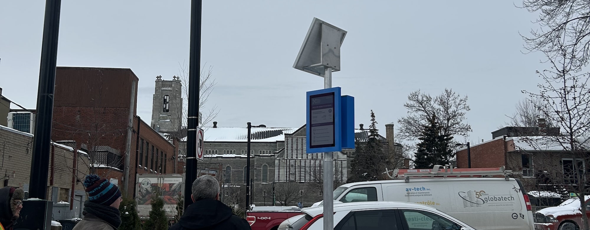 Totem ePaper solaire installé à Montréal sous la neige