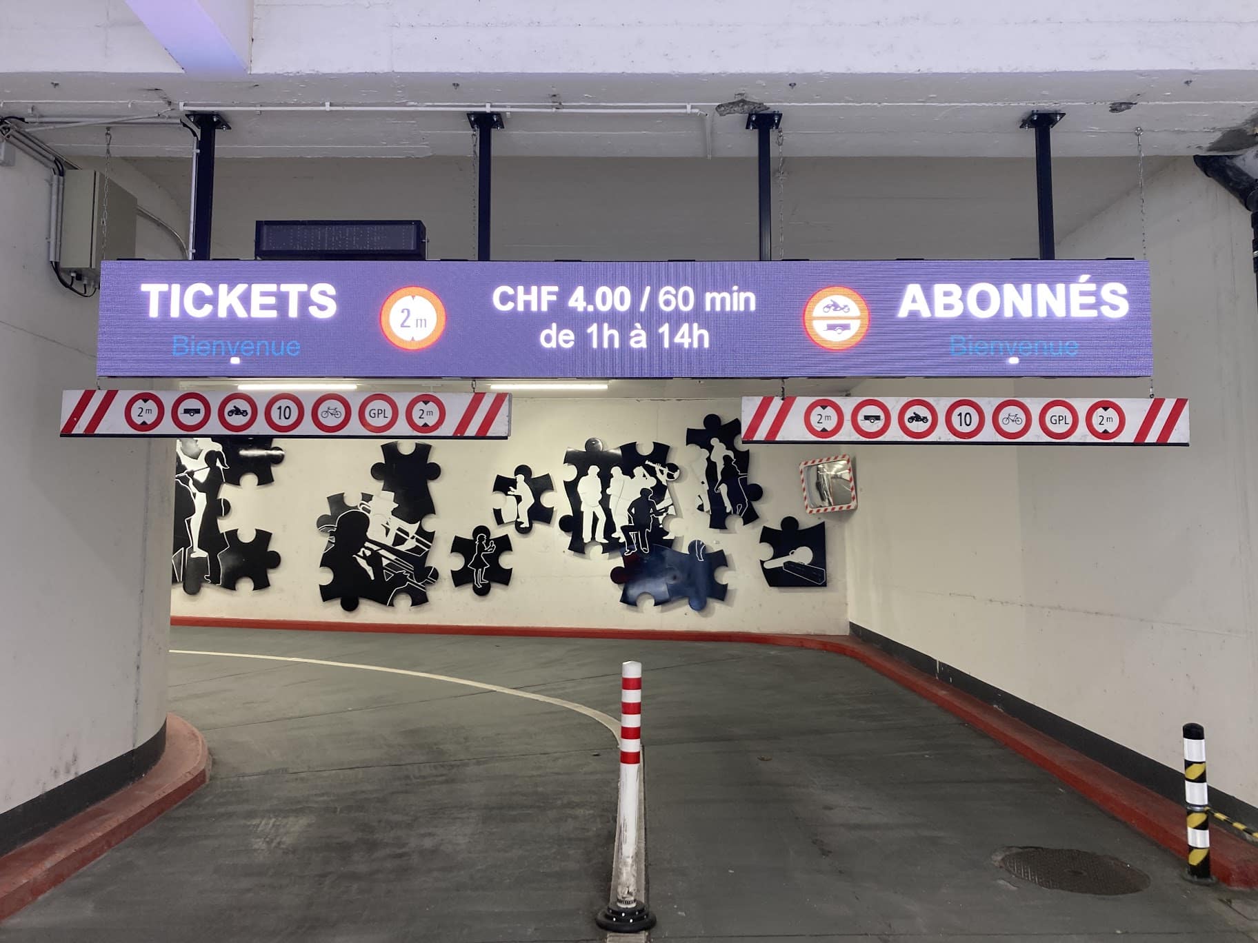 Panneau LED à l'entrée d'un parking : voies Tickets et Abonnés, tarif affiché