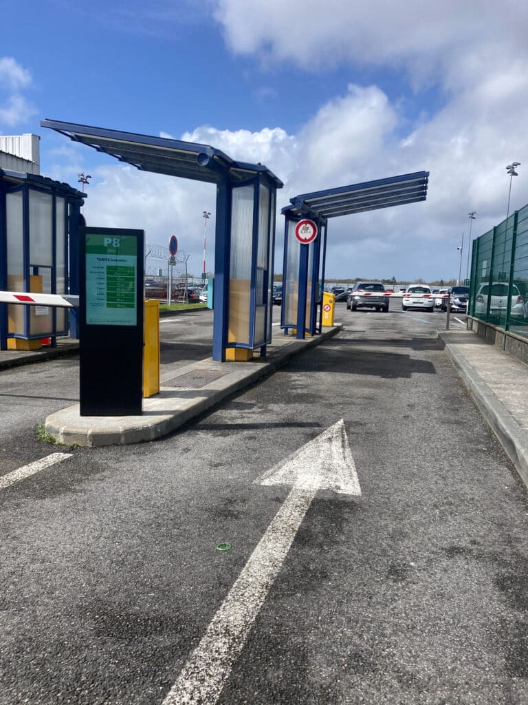 Totem des tarifs à l'entrée d'un parking de l'aéroport de Nantes