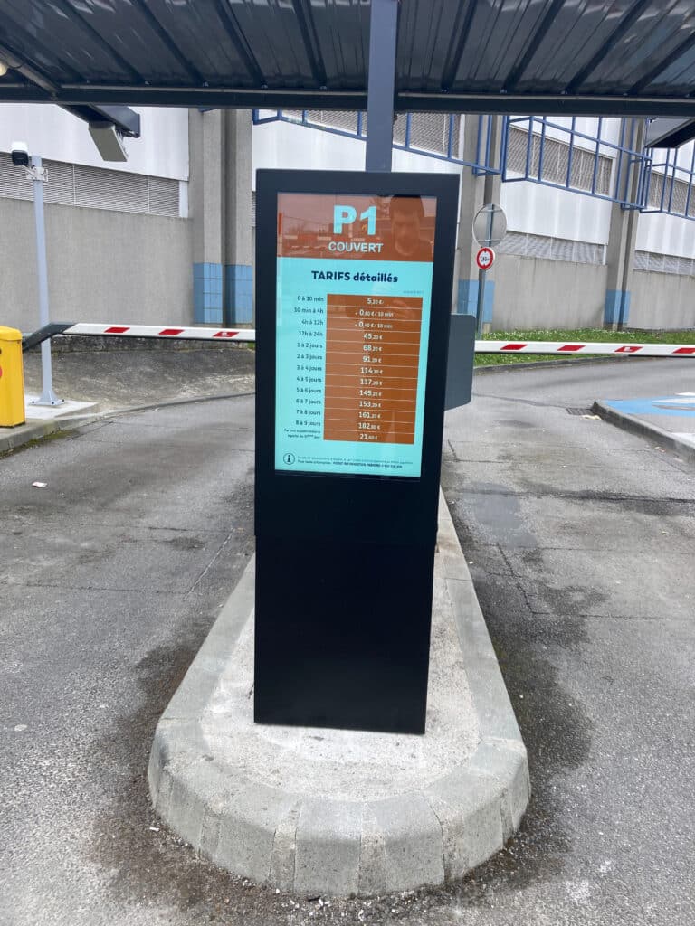Totem 32 pouces affichant les tarifs du parking P1