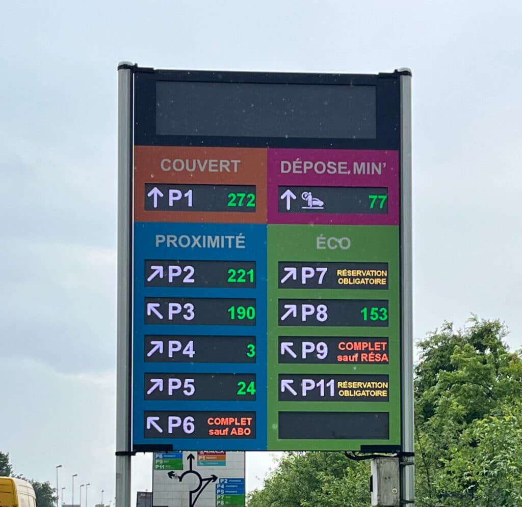 Panneau multi-lignes indiquant les places libres des parkings de l'aéroport de Nantes
