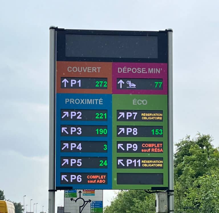 Panneau multi-lignes indiquant les places libres des parkings de l'aéroport de Nantes