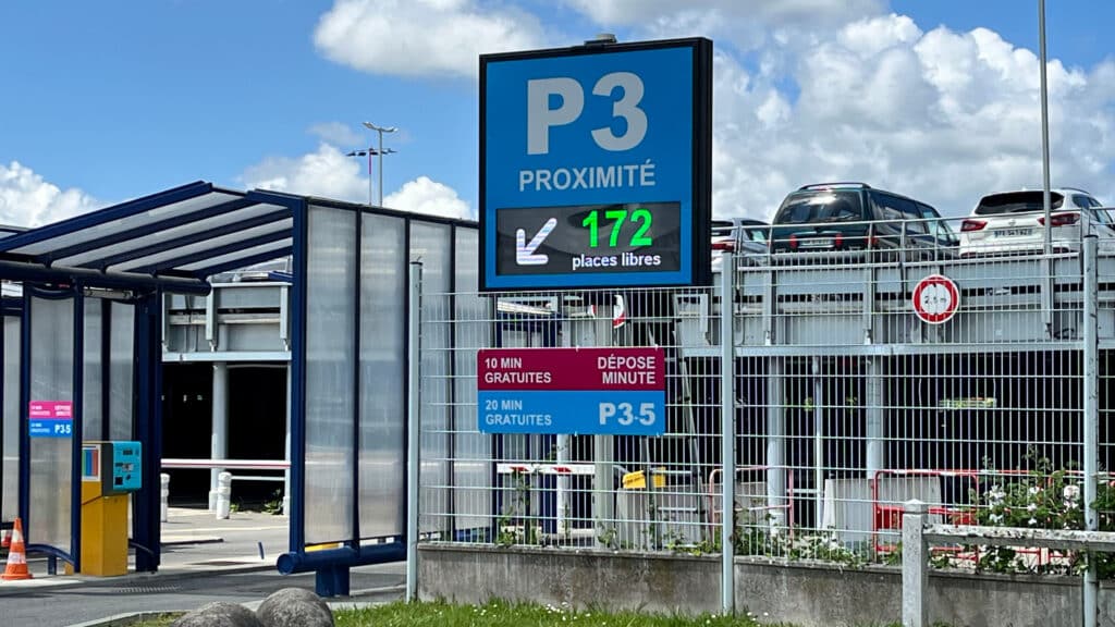 Panneau P3 indiquant 172 places libres à l'aéroport de Nantes