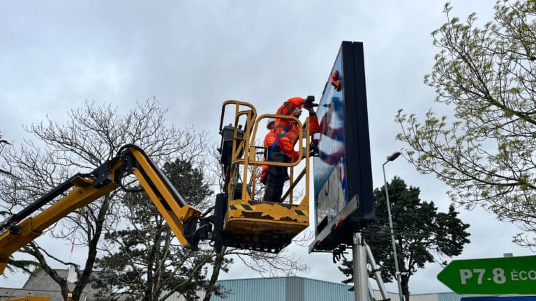 Pose d'un panneau de jalonnement par nacelle à l'aéroport de Nantes