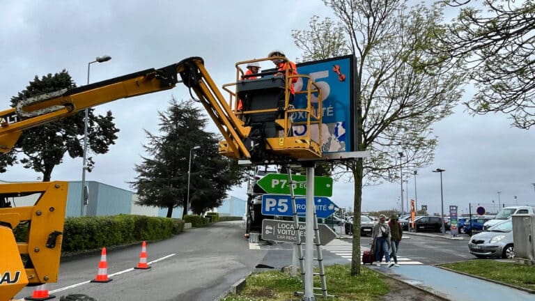 Rénovation d'un panneau de jalonnement à l'aéroport de Nantes