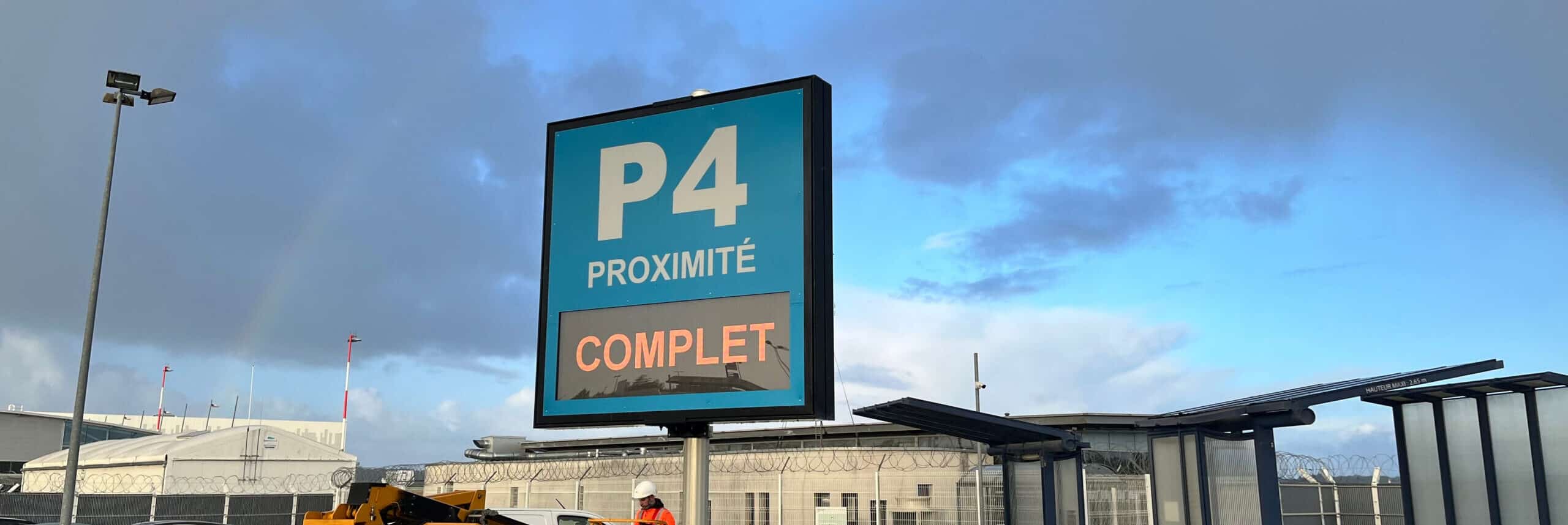 Panneau de jalonnement dynamique affichant « Complet » au parking P4