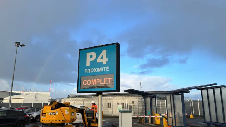 Panneau P4 affichant « Complet » à l'aéroport de Nantes