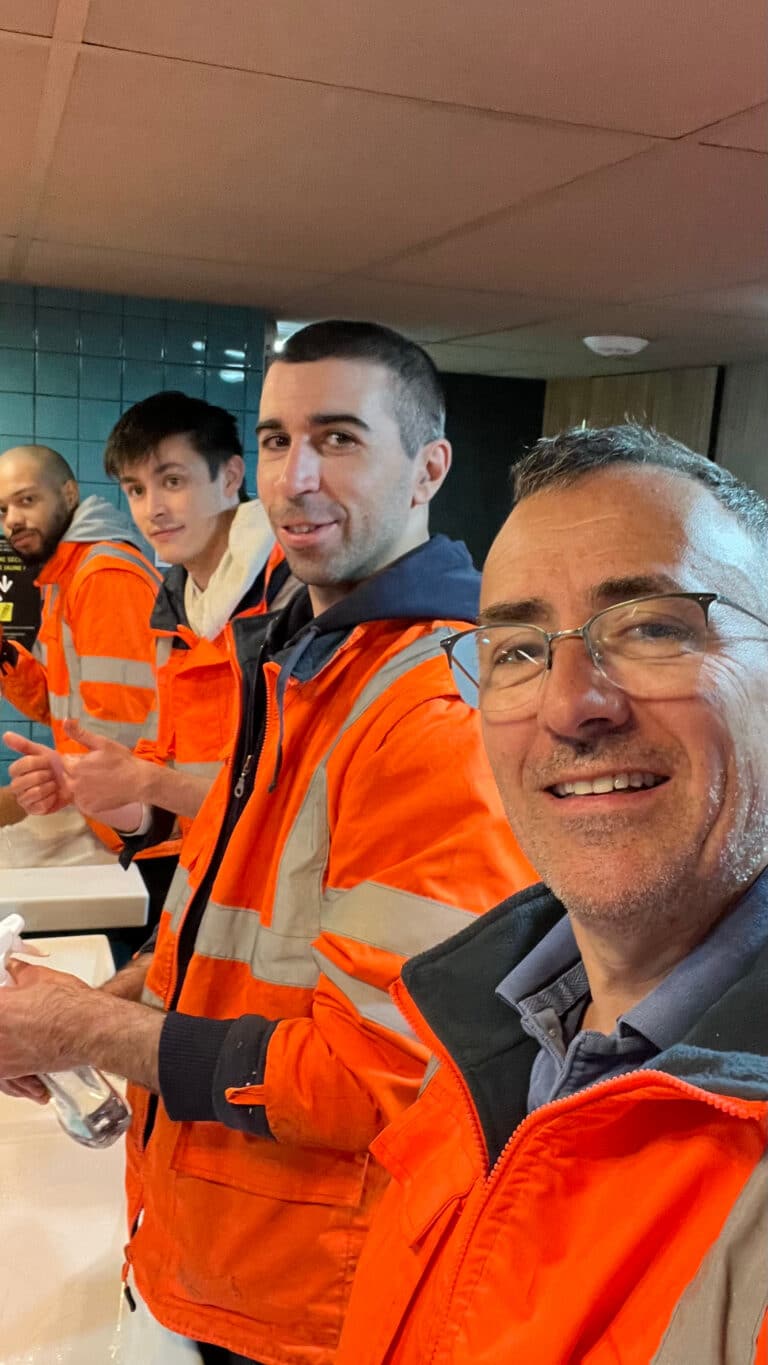 Équipe d'installation Infotrafic sur le chantier de l'aéroport de Nantes