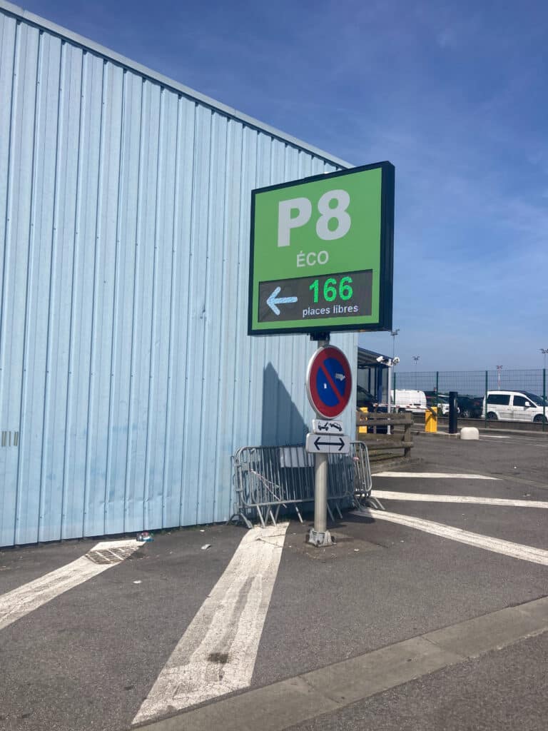 Panneau P8 indiquant 166 places libres à l'aéroport de Nantes