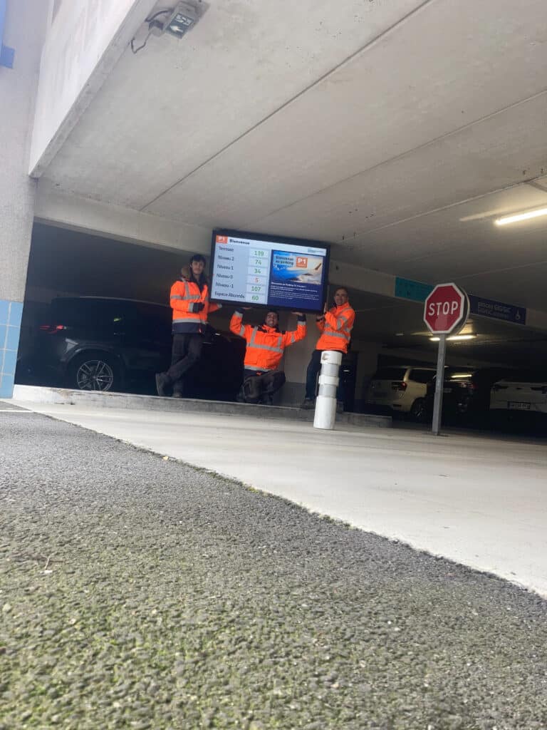 Installation d'un écran de guidage dans un parking couvert de l'aéroport