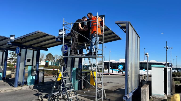 Techniciens installant la signalisation des voies de sortie du parking P2