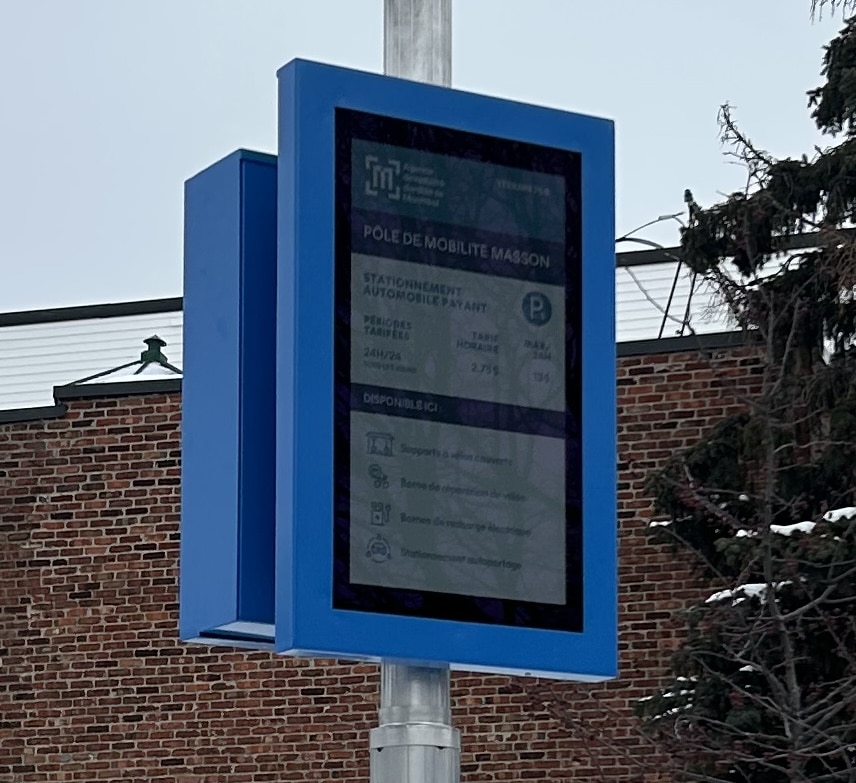 Totem ePaper solaire affichant les tarifs d'un parking à Montréal