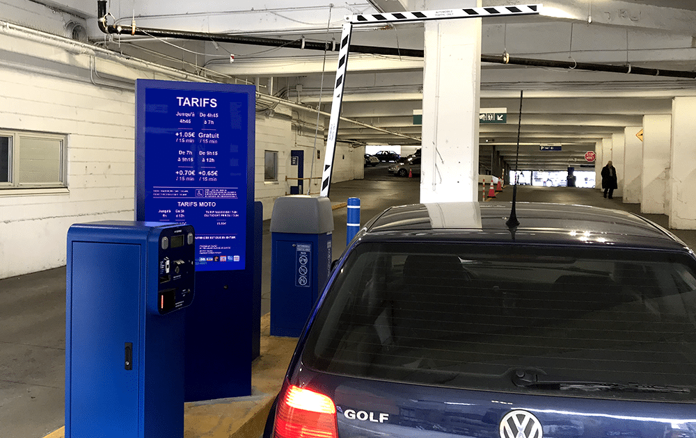 Affichage dynamique des tarifs à l'entrée d'un parking, véhicule à la borne