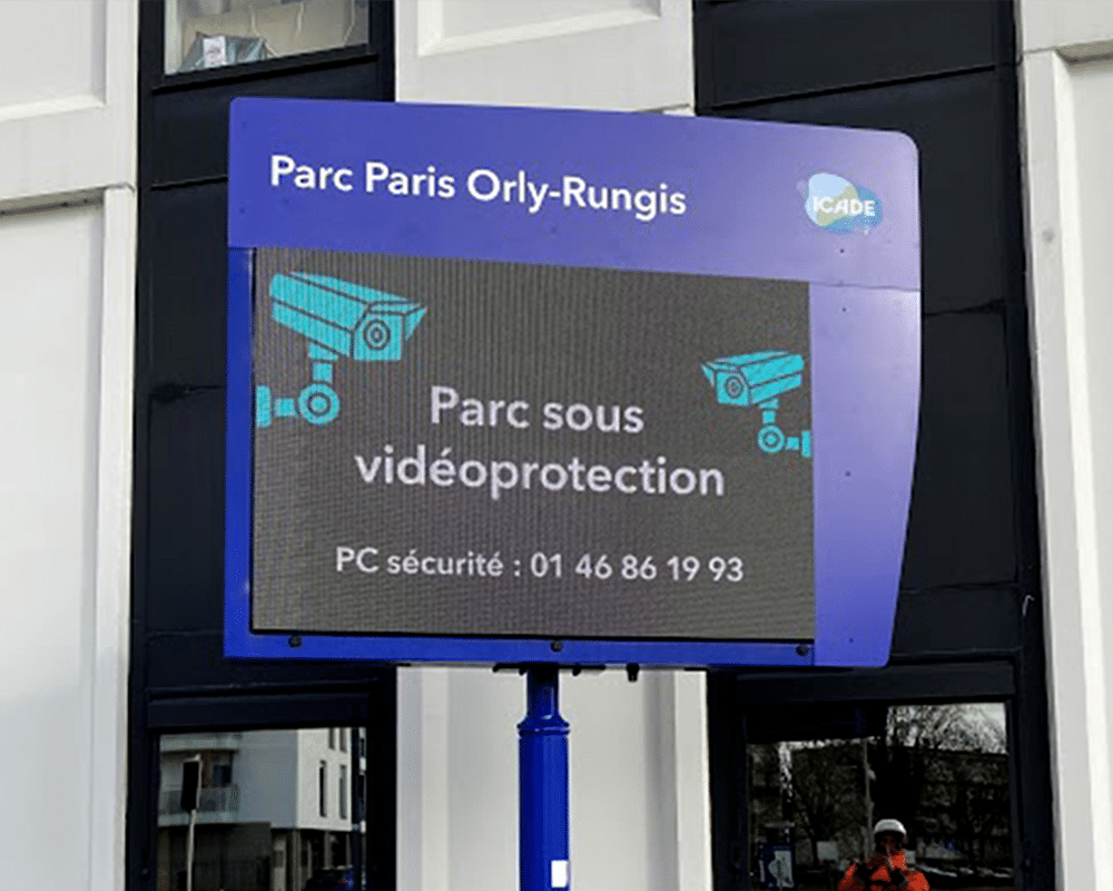 Panneau LED extérieur du Parc Paris Orly-Rungis