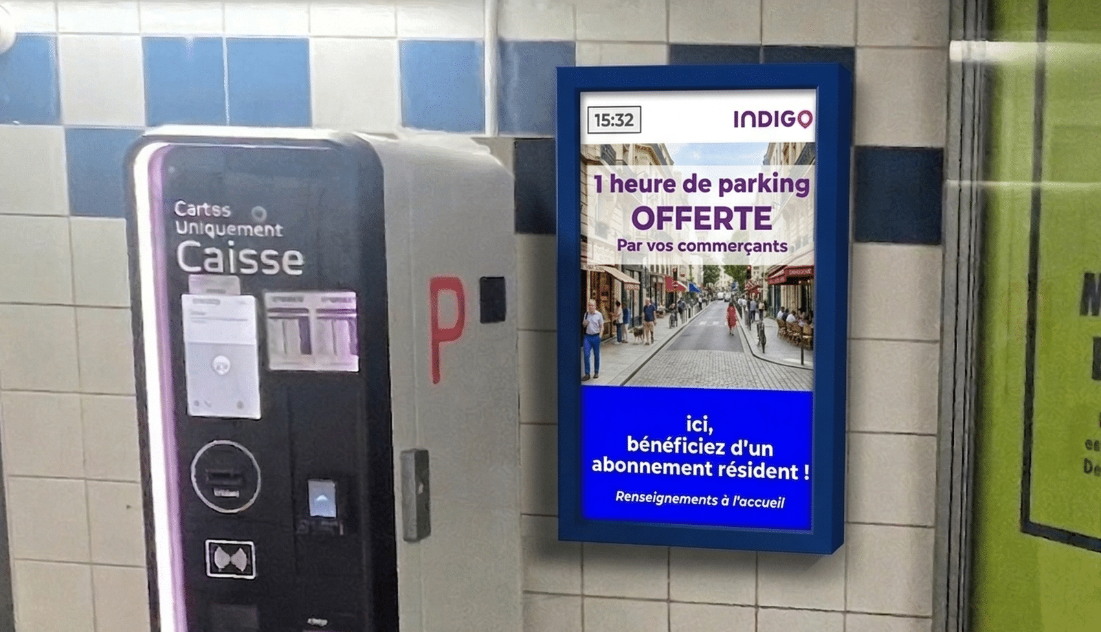 Écran d'affichage dynamique 43 pouces près d'une caisse de parking Indigo