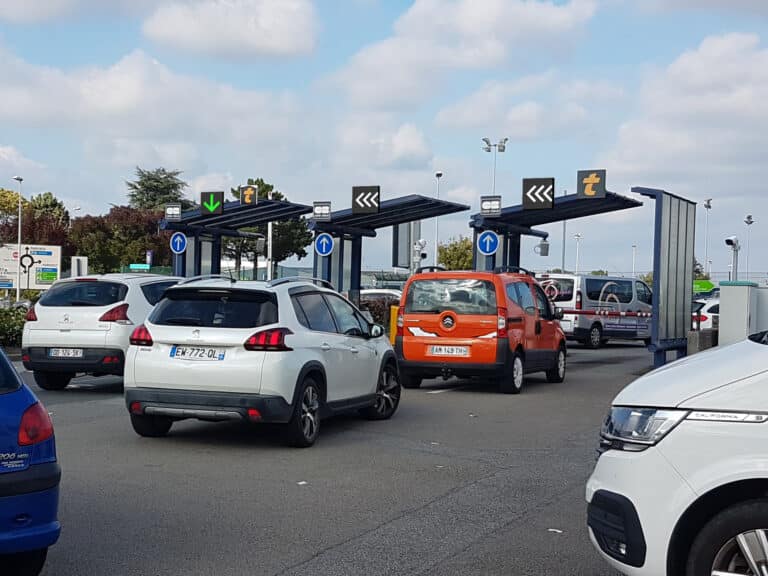 Voies de sortie du parking P2 avec signalisation LED de guidage